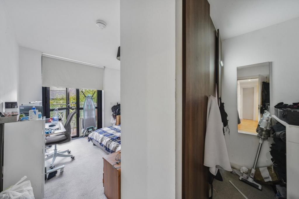 Spacious 3-Bedroom Apartment with Balcony – Secure Gated Development, Isle of Dogs, E14 – £600,000