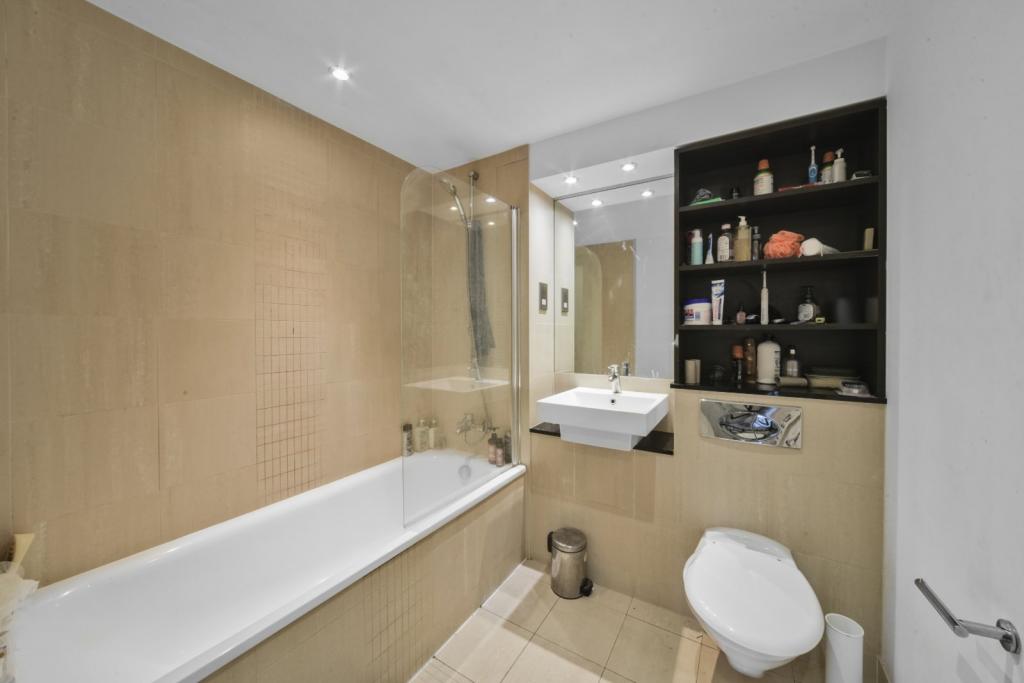 Spacious 3-Bedroom Apartment with Balcony – Secure Gated Development, Isle of Dogs, E14 – £600,000