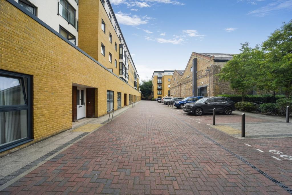 Spacious 3-Bedroom Apartment with Balcony – Secure Gated Development, Isle of Dogs, E14 – £600,000