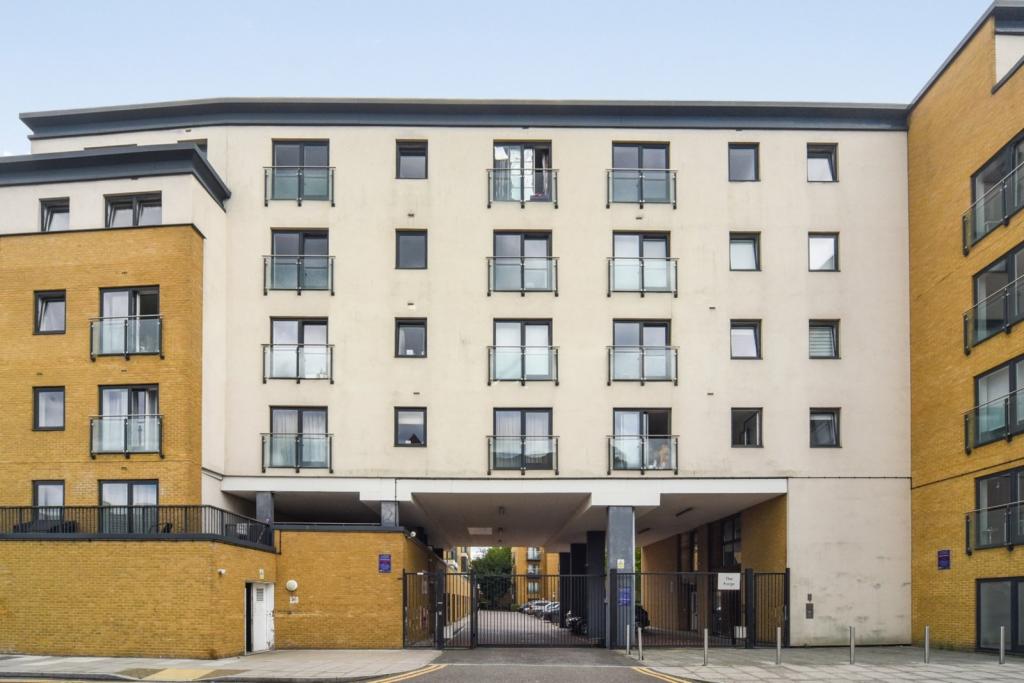Spacious 3-Bedroom Apartment with Balcony – Secure Gated Development, Isle of Dogs, E14 – £600,000