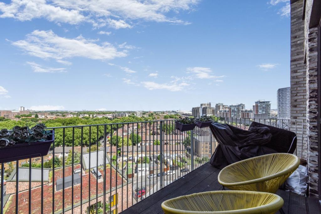 Stylish 1-Bedroom Apartment with Private Balcony – Thanet Tower, Canning Town E16 – £375,000