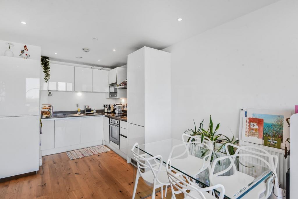 Stylish 1-Bedroom Apartment with Private Balcony – Thanet Tower, Canning Town E16 – £375,000