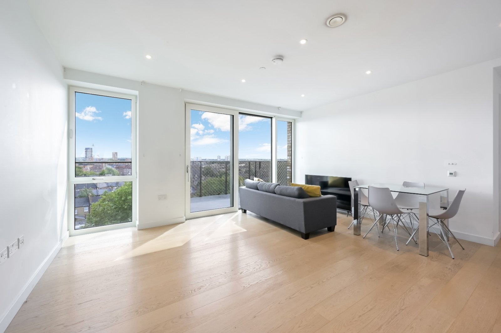 £540,000 – 1 Bedroom Apartment with Private Balcony – Elephant Park, Elephant & Castle, SE17