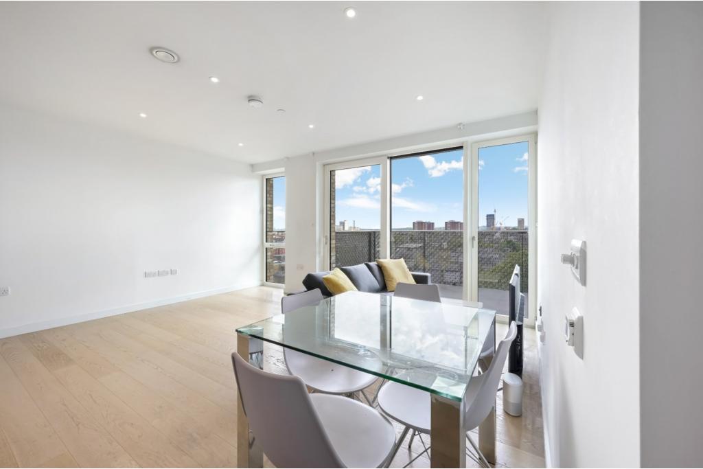 £540,000 – 1 Bedroom Apartment with Private Balcony – Elephant Park, Elephant & Castle, SE17
