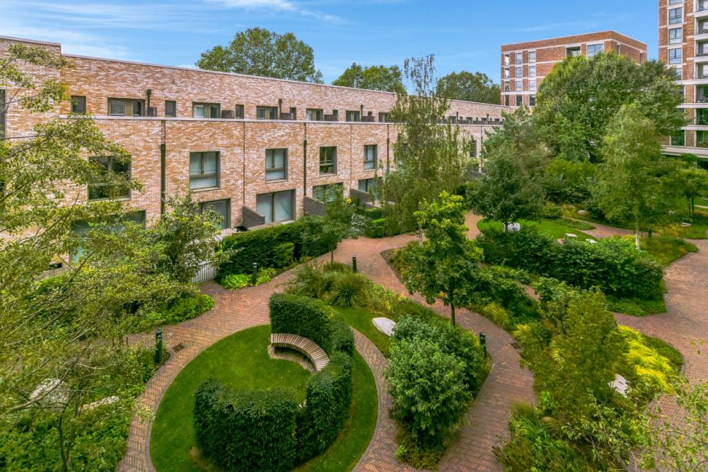 £540,000 – 1 Bedroom Apartment with Private Balcony – Elephant Park, Elephant & Castle, SE17