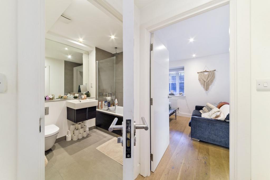 Trent Court, Royal Quay, Dod Street, Limehouse, London E14 – 1-Bedroom Apartment for Sale – £300,000