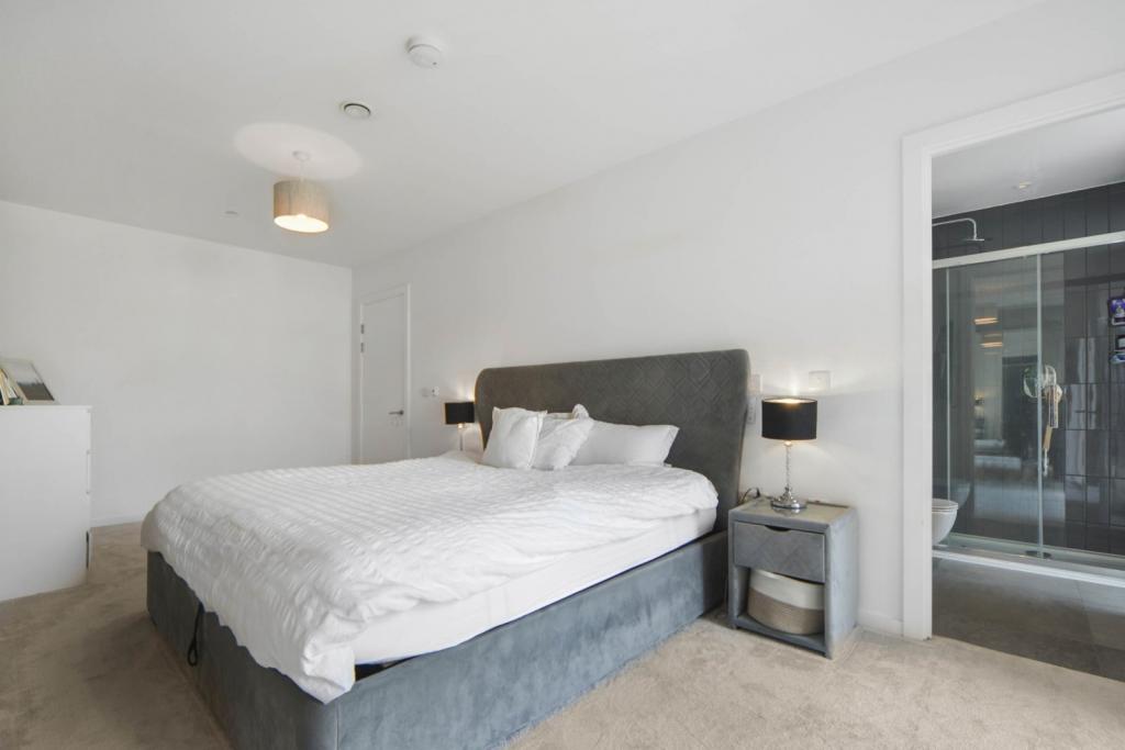 3 Bedroom Apartment for Sale – Timberyard Street, Deptford Landings – Offers in Excess of £600,000