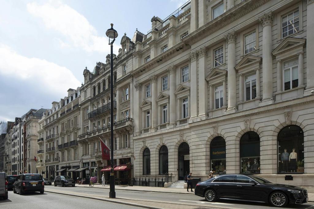 11-12 Pall Mall – Prestigious Office Space To Let – 4,041 sq ft Available – £140,000 per annum