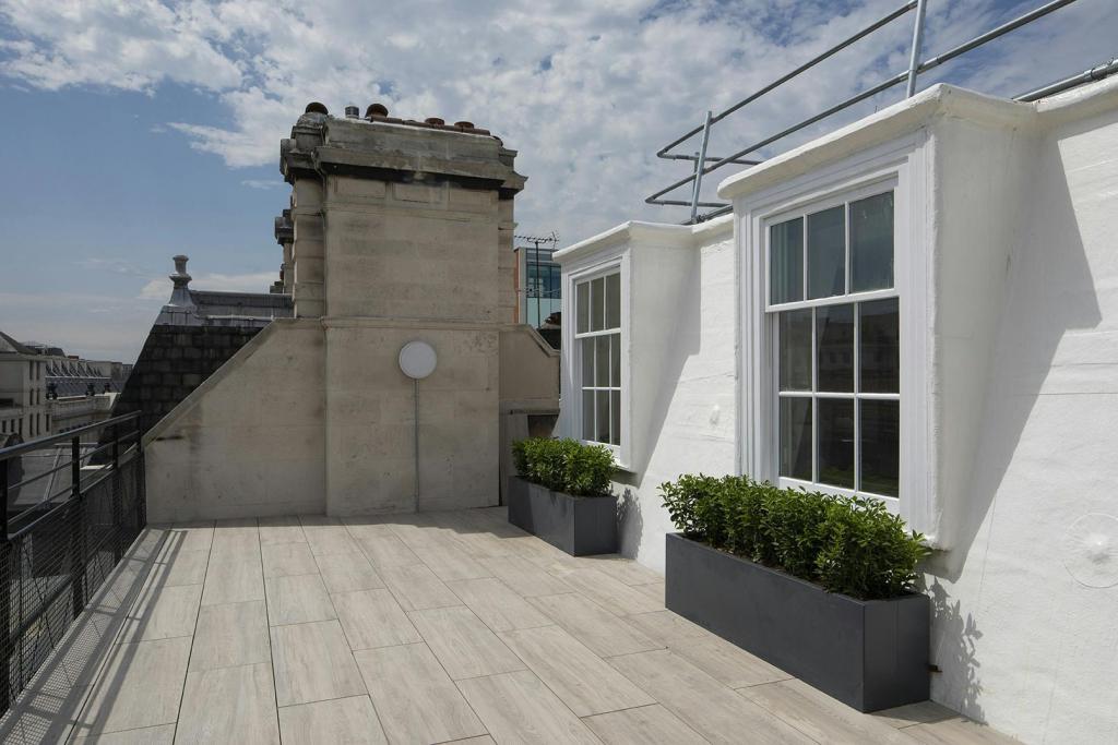 11-12 Pall Mall – Prestigious Office Space To Let – 4,041 sq ft Available – £140,000 per annum