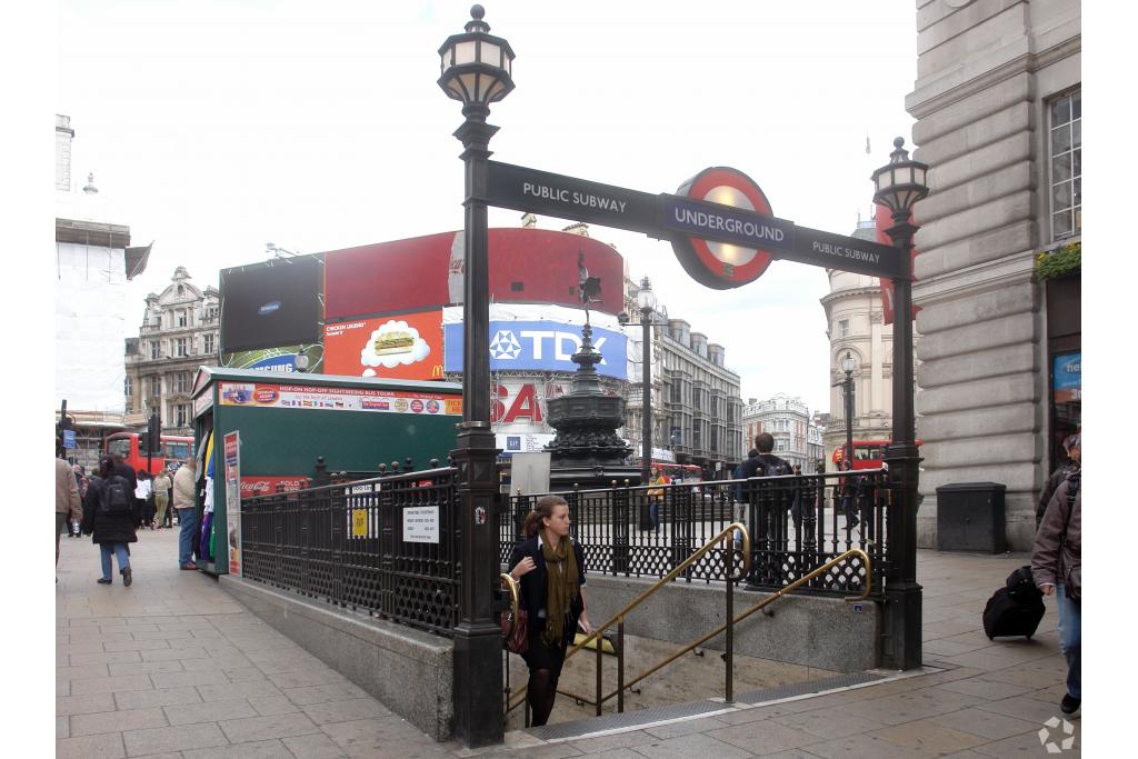 Piccadilly Circus Station – Retail/Office Space for Lease – 60 sq ft – £20,000 per annum