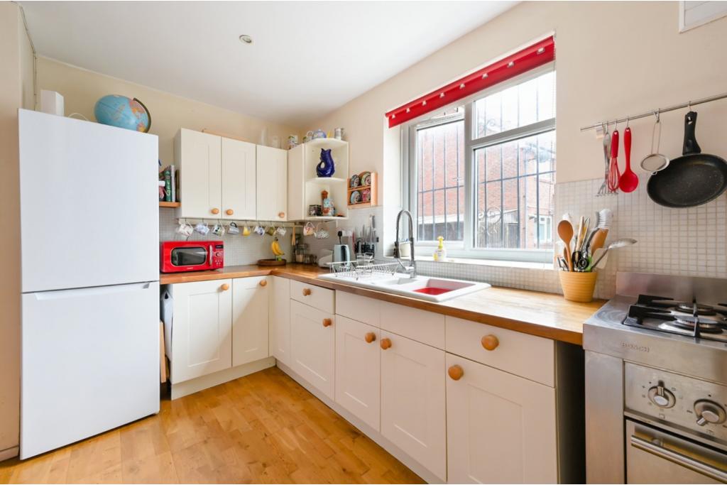 Delverton Road – Kennington – 2 Bedroom Maisonette for Sale – London SE17