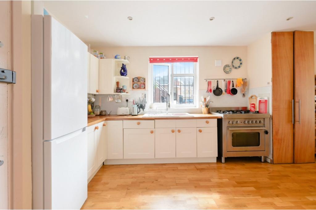 Delverton Road – Kennington – 2 Bedroom Maisonette for Sale – London SE17