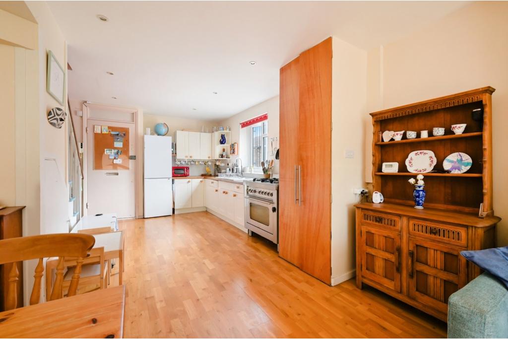 Delverton Road – Kennington – 2 Bedroom Maisonette for Sale – London SE17