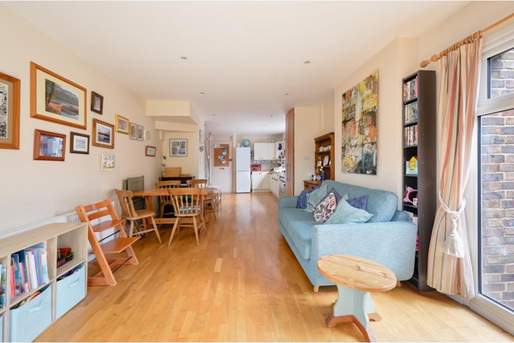Delverton Road – Kennington – 2 Bedroom Maisonette for Sale – London SE17
