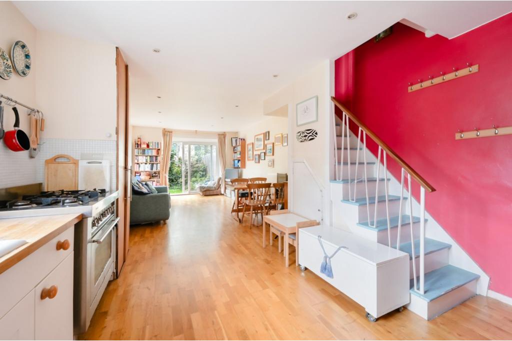 Delverton Road – Kennington – 2 Bedroom Maisonette for Sale – London SE17