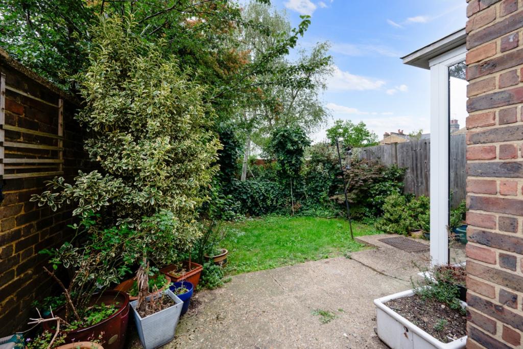 Delverton Road – Kennington – 2 Bedroom Maisonette for Sale – London SE17