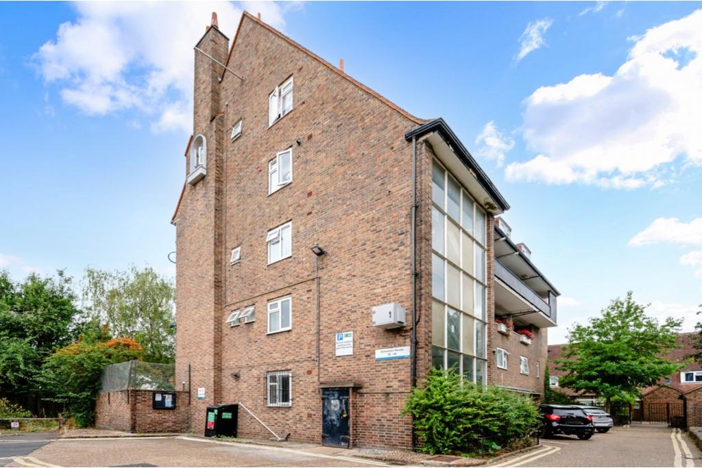 Delverton Road – Kennington – 2 Bedroom Maisonette for Sale – London SE17