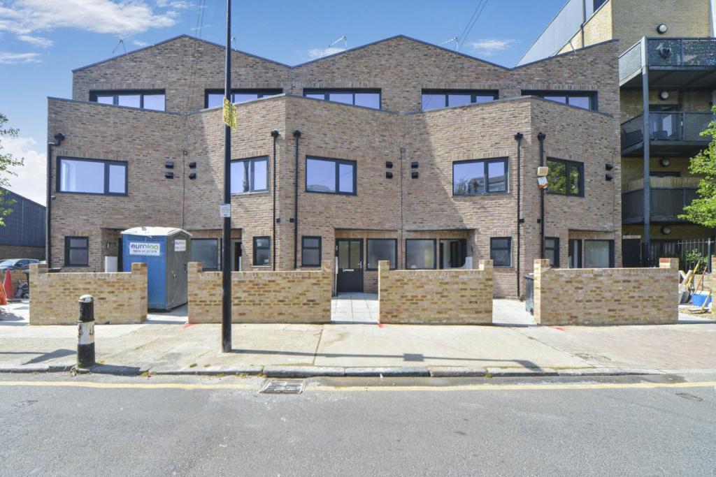 Thomas Road – 4 Bedroom Terraced House for Sale – Poplar, London E14