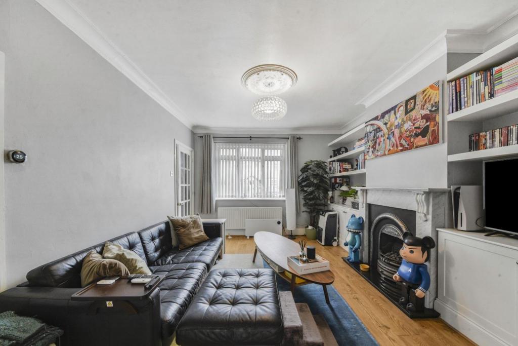 Hesperus Crescent – 3 Bedroom Semi-Detached House for Sale – Isle of Dogs, London E14