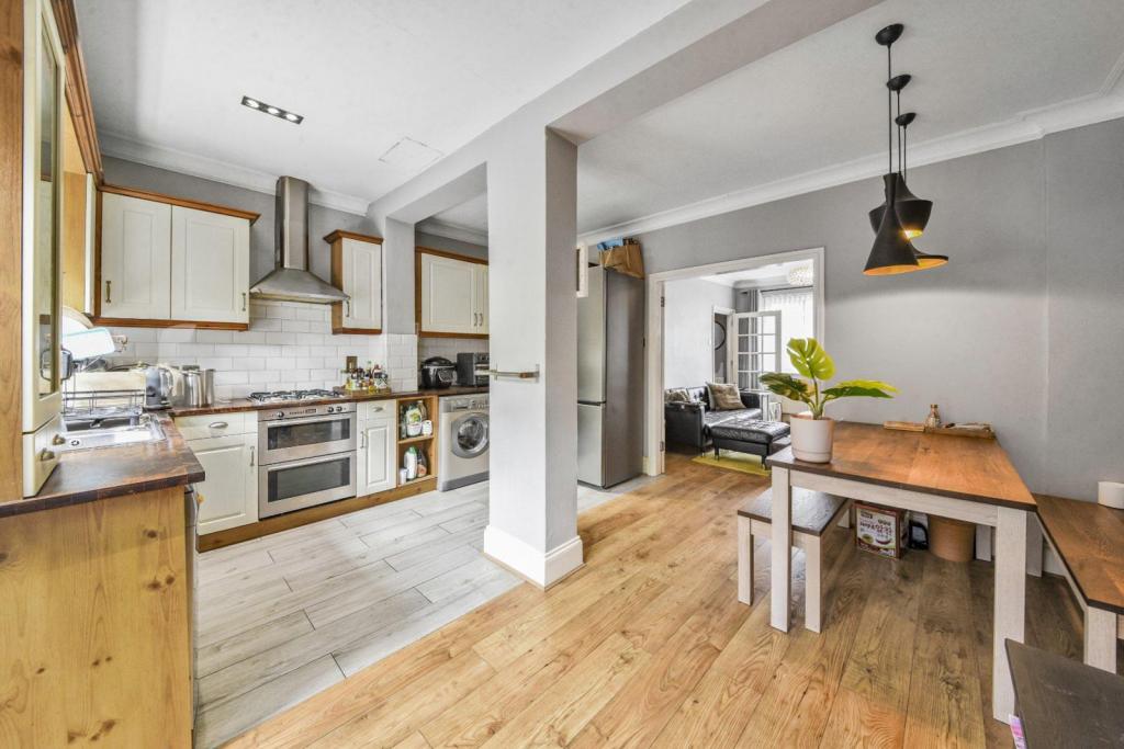 Hesperus Crescent – 3 Bedroom Semi-Detached House for Sale – Isle of Dogs, London E14