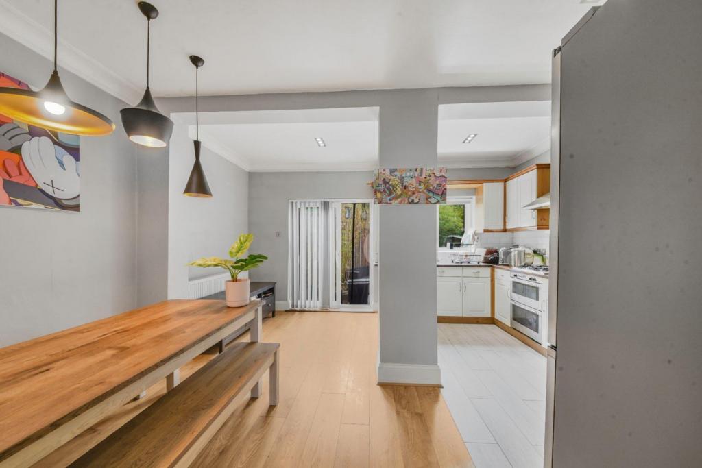 Hesperus Crescent – 3 Bedroom Semi-Detached House for Sale – Isle of Dogs, London E14