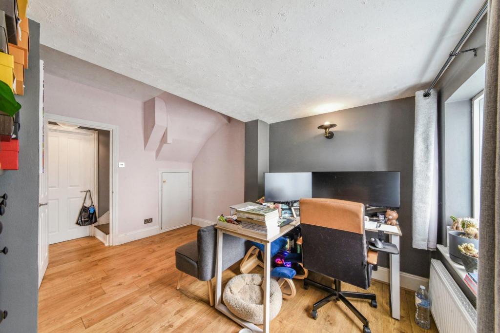 Hesperus Crescent – 3 Bedroom Semi-Detached House for Sale – Isle of Dogs, London E14