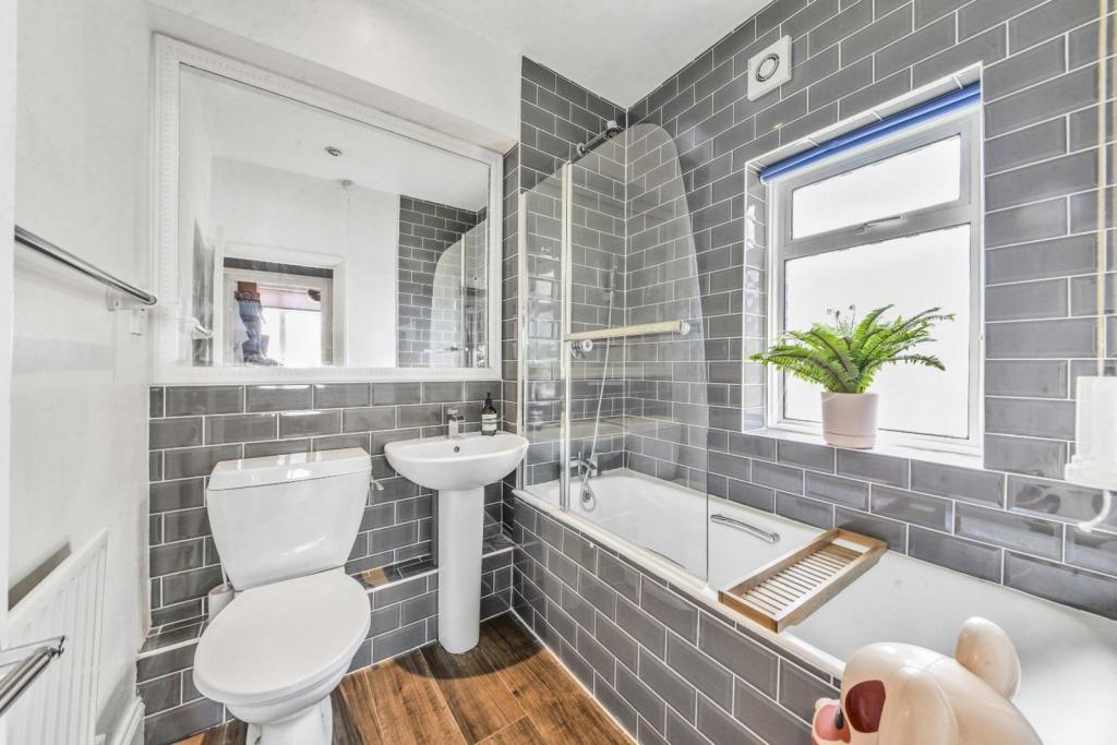 Hesperus Crescent – 3 Bedroom Semi-Detached House for Sale – Isle of Dogs, London E14