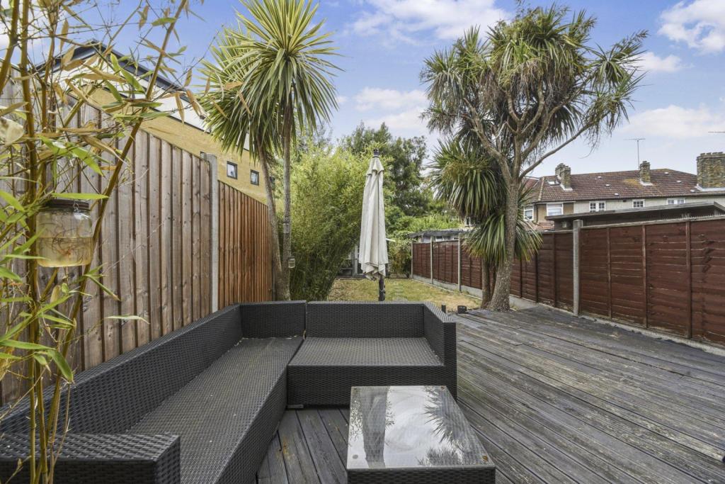 Hesperus Crescent – 3 Bedroom Semi-Detached House for Sale – Isle of Dogs, London E14