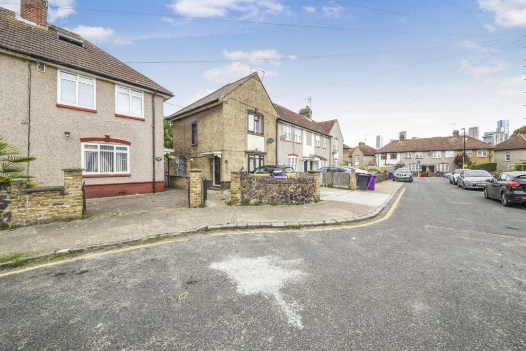 Hesperus Crescent – 3 Bedroom Semi-Detached House for Sale – Isle of Dogs, London E14
