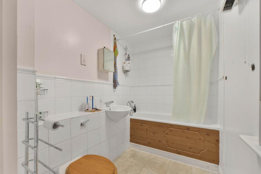 Langbourne Place – 2 Bedroom Apartment for Sale – Isle of Dogs, E14
