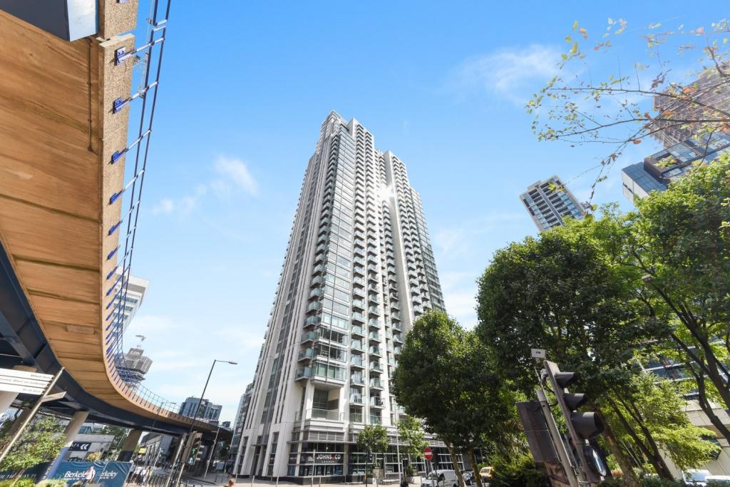One Bedroom Apartment – Pan Peninsula Square, Canary Wharf, E14