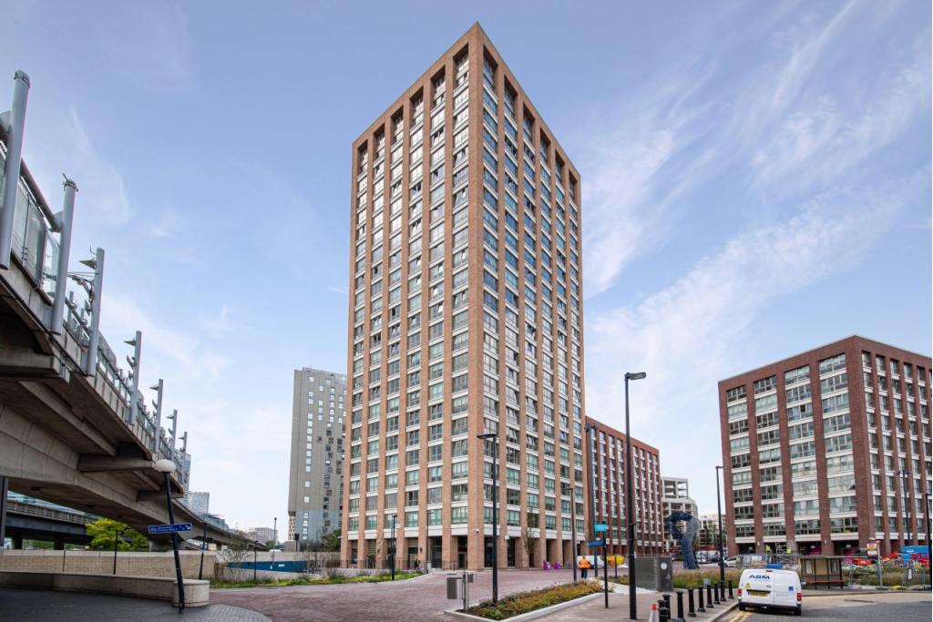 Royal Captain Court – 1 Bedroom Apartment for Sale – Blackwall Reach, E14