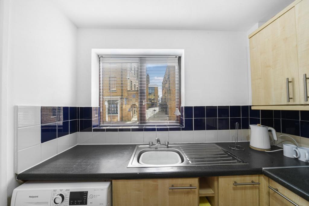 2 Bedroom Apartment for Sale – £350,000 – Transom Square, Isle of Dogs, London E14
