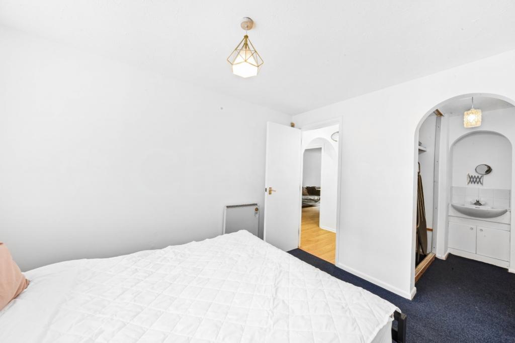 2 Bedroom Apartment for Sale – £350,000 – Transom Square, Isle of Dogs, London E14