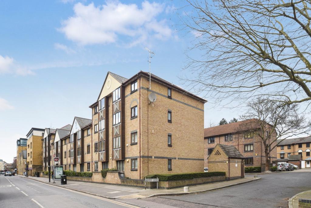 2 Bedroom Apartment for Sale – £350,000 – Transom Square, Isle of Dogs, London E14