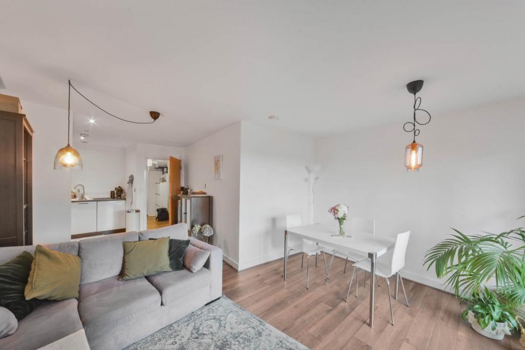 Two Bedroom Apartment for Sale – £549,000 – Maple Quay, Surrey Quays Road,