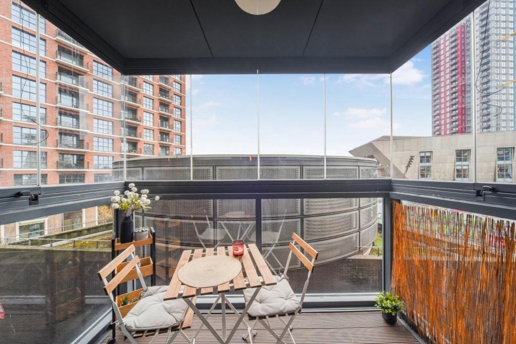 Two Bedroom Apartment for Sale – £549,000 – Maple Quay, Surrey Quays Road,