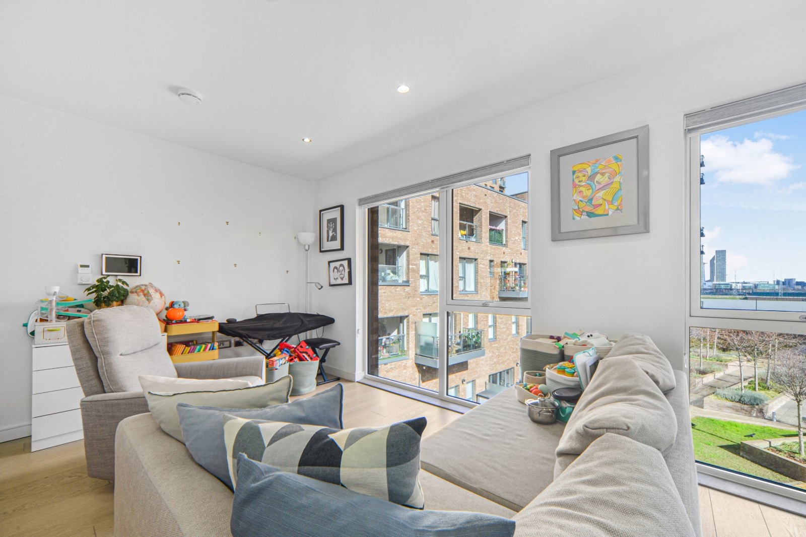 One Bedroom Apartment with River Views – New Union Wharf – £420,000