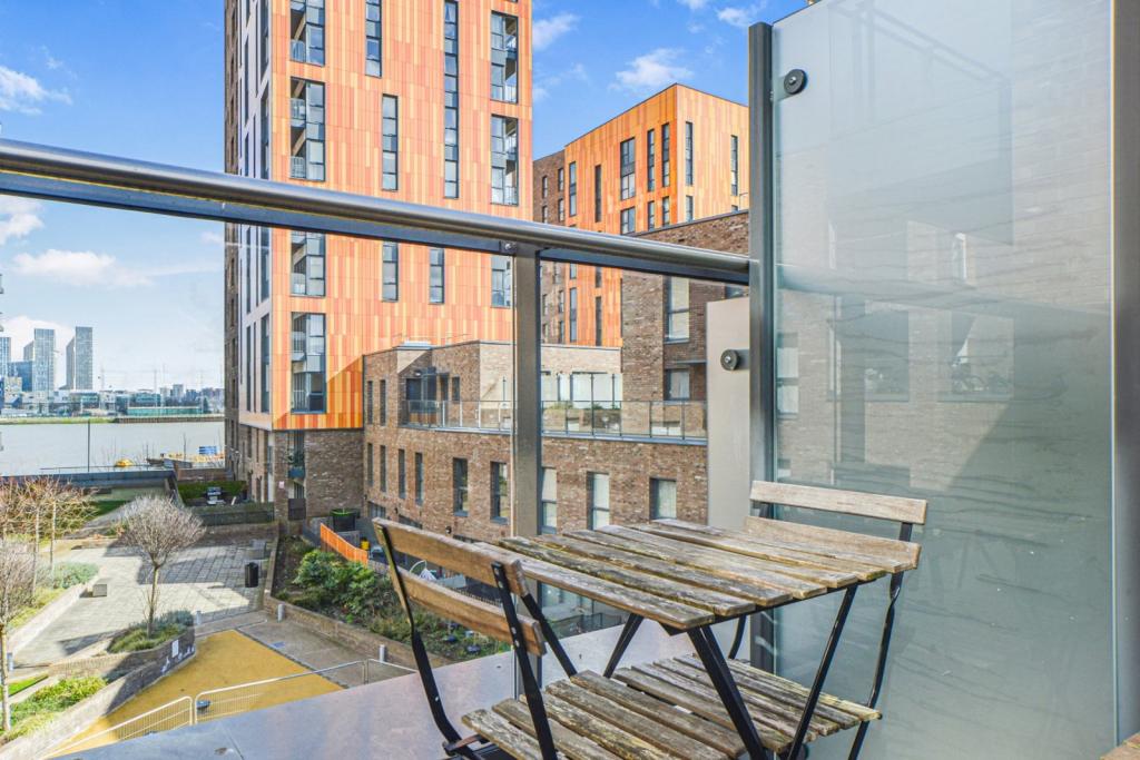 One Bedroom Apartment with River Views – New Union Wharf – £420,000