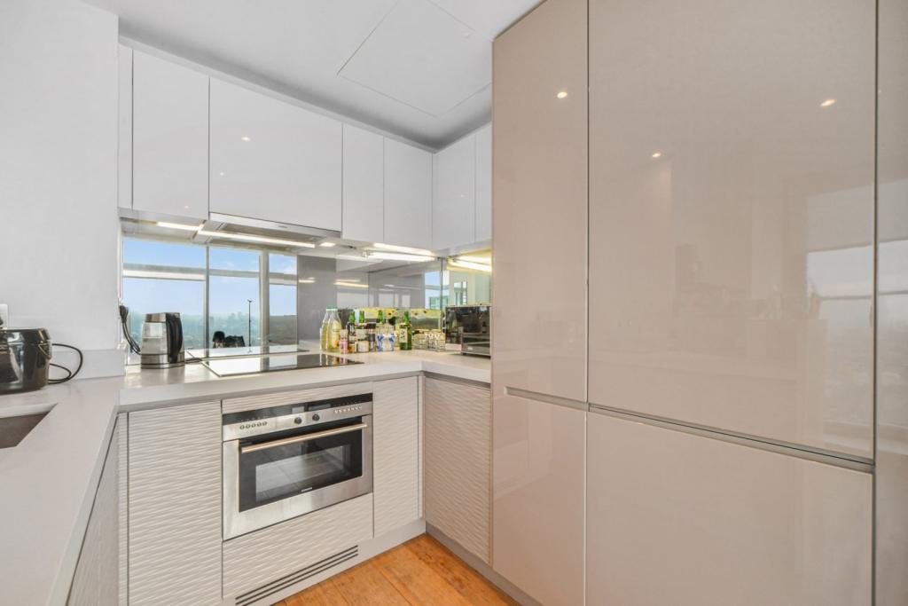 Pan Peninsula – 2-Bedroom Apartment with Dock Views – 693 sq ft – Canary Wharf, London