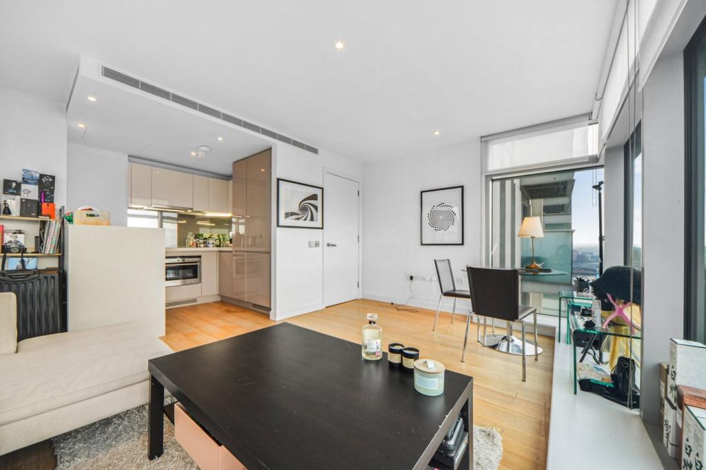 Pan Peninsula – 2-Bedroom Apartment with Dock Views – 693 sq ft – Canary Wharf, London