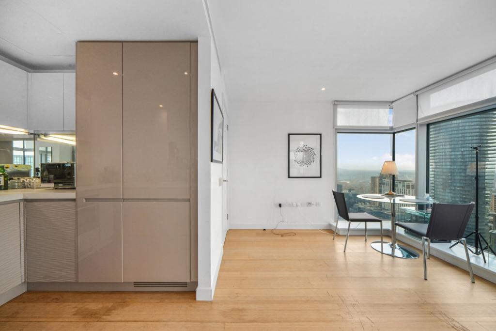 Pan Peninsula – 2-Bedroom Apartment with Dock Views – 693 sq ft – Canary Wharf, London