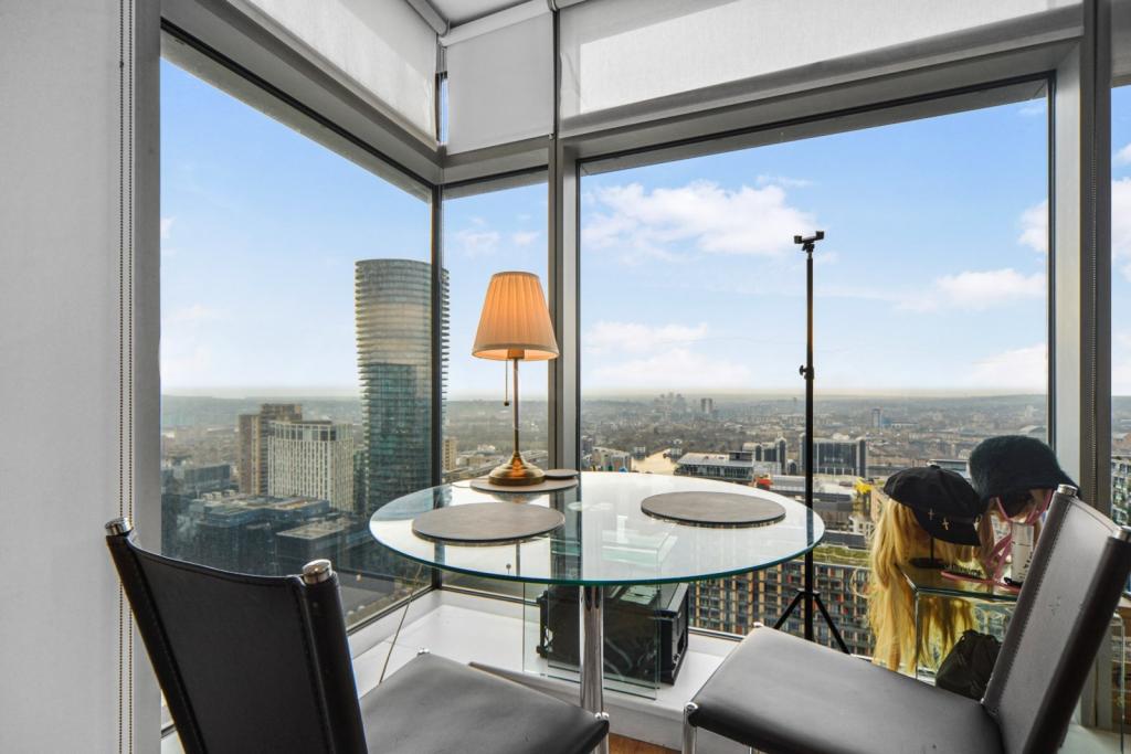 Pan Peninsula – 2-Bedroom Apartment with Dock Views – 693 sq ft – Canary Wharf, London