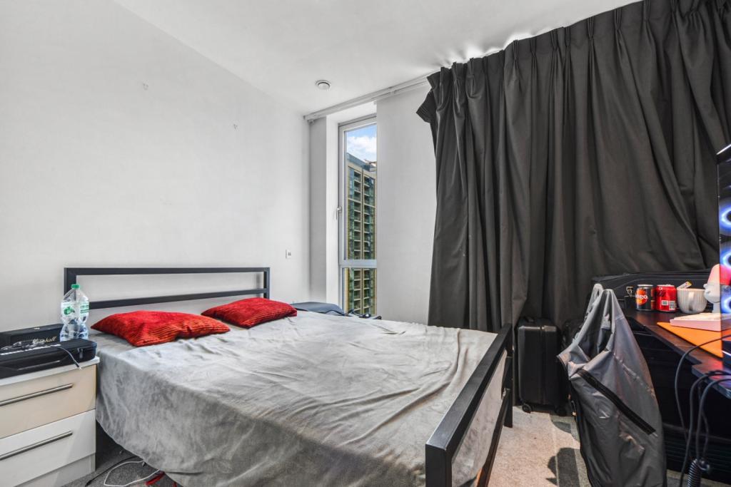 Pan Peninsula – 2-Bedroom Apartment with Dock Views – 693 sq ft – Canary Wharf, London