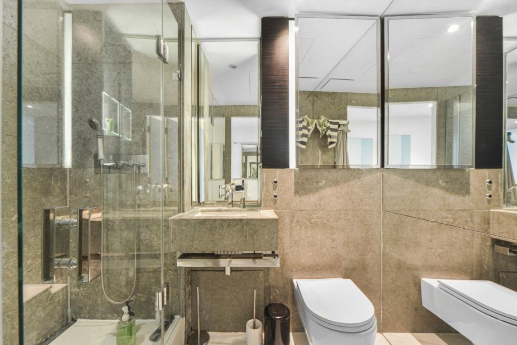 Pan Peninsula – 2-Bedroom Apartment with Dock Views – 693 sq ft – Canary Wharf, London