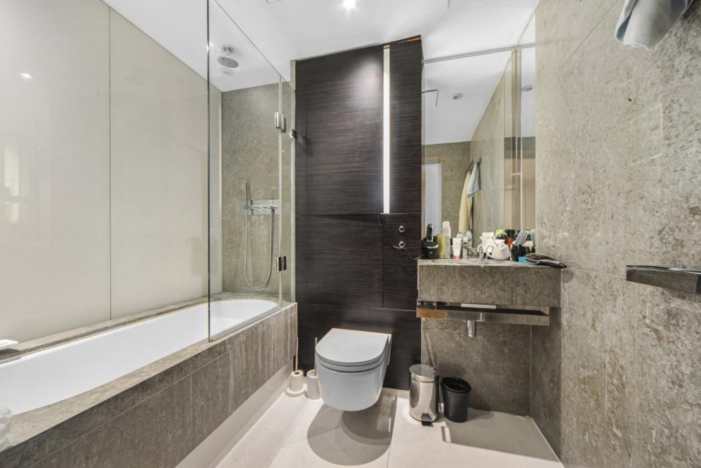 Pan Peninsula – 2-Bedroom Apartment with Dock Views – 693 sq ft – Canary Wharf, London