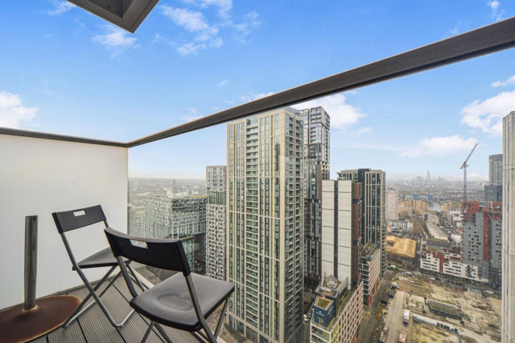 Pan Peninsula – 2-Bedroom Apartment with Dock Views – 693 sq ft – Canary Wharf, London
