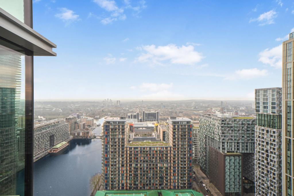 Pan Peninsula – 2-Bedroom Apartment with Dock Views – 693 sq ft – Canary Wharf, London