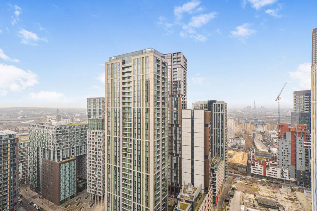 Pan Peninsula – 2-Bedroom Apartment with Dock Views – 693 sq ft – Canary Wharf, London