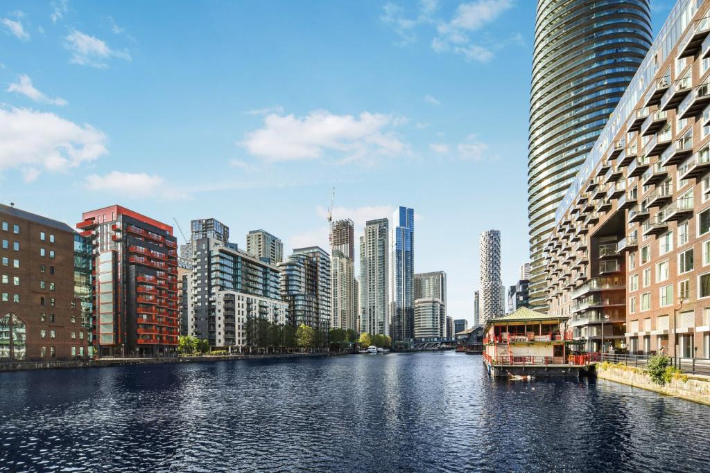 Pan Peninsula – 2-Bedroom Apartment with Dock Views – 693 sq ft – Canary Wharf, London
